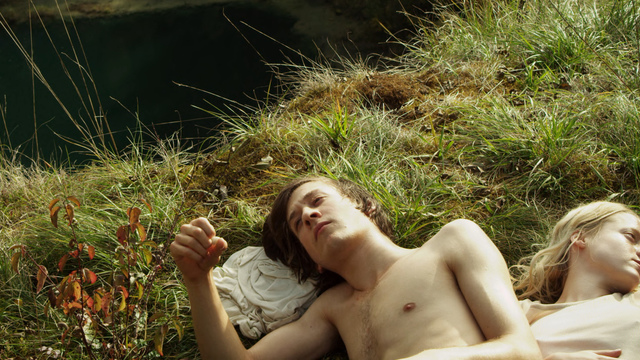 Жігітпен шешініп жатқан қыздың видеосы