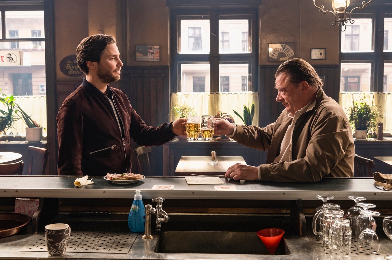 по соседству фильм том хэнкс. прекрасный день по соседству фильм. здесь по соседству с современными. на тропе войны 2 фильм 2016. роуз бирн соседи на тропе.